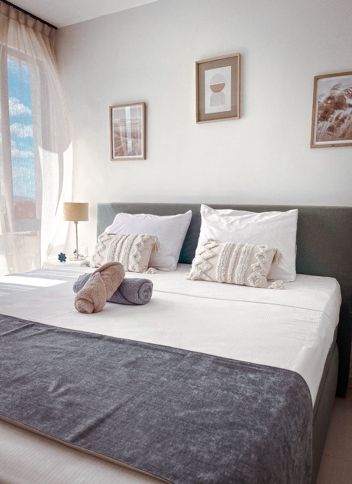 Gastenklare slaapkamer in Boa Mindelo Apartments met opgemaakt bed en decoratie