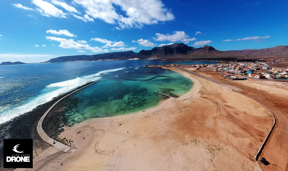 Natuurlijke lagune en strand van Baía das Gatas op São Vicente