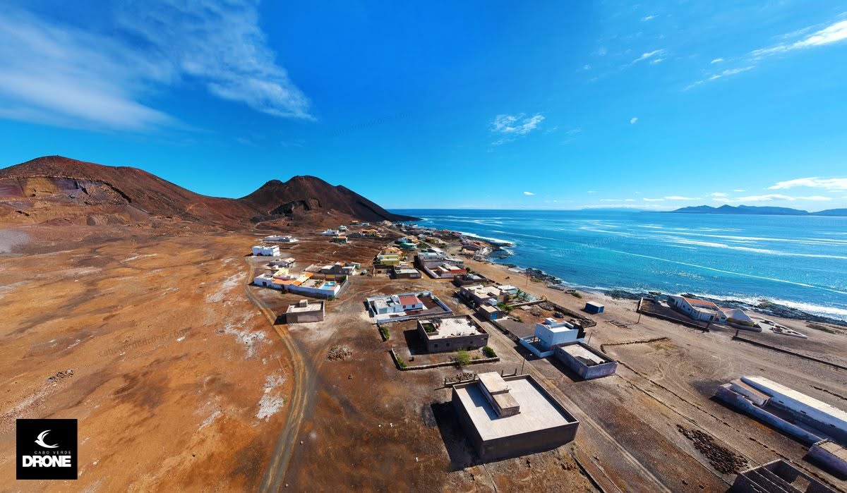 Vulkanische kustlijn en het dorpje Calhau aan de oostkust van São Vicente