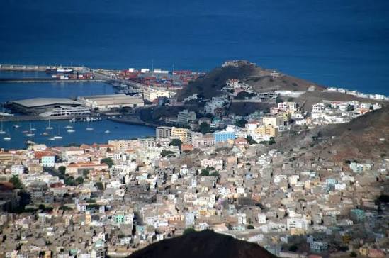Woongebied Che Guevara en Matiota nabij de haven van Mindelo op São Vicente