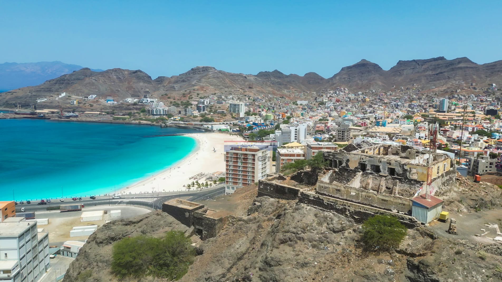 Praia da Laginha in Mindelo met turquoise water en het Fortim d'El-Rei