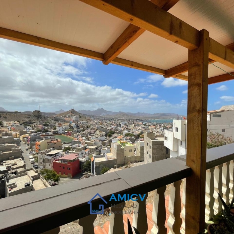 Uitzicht vanaf Madeiralzinho over Mindelo en de baai op São Vicente