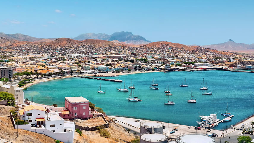 Uitzicht op de baai en het historische centrum van Mindelo op São Vicente