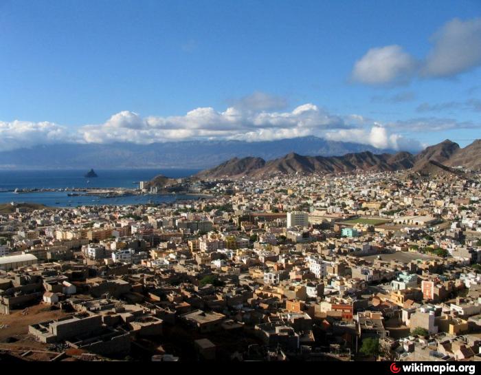 Woongebied Monte Sossego met uitzicht op de baai van Mindelo