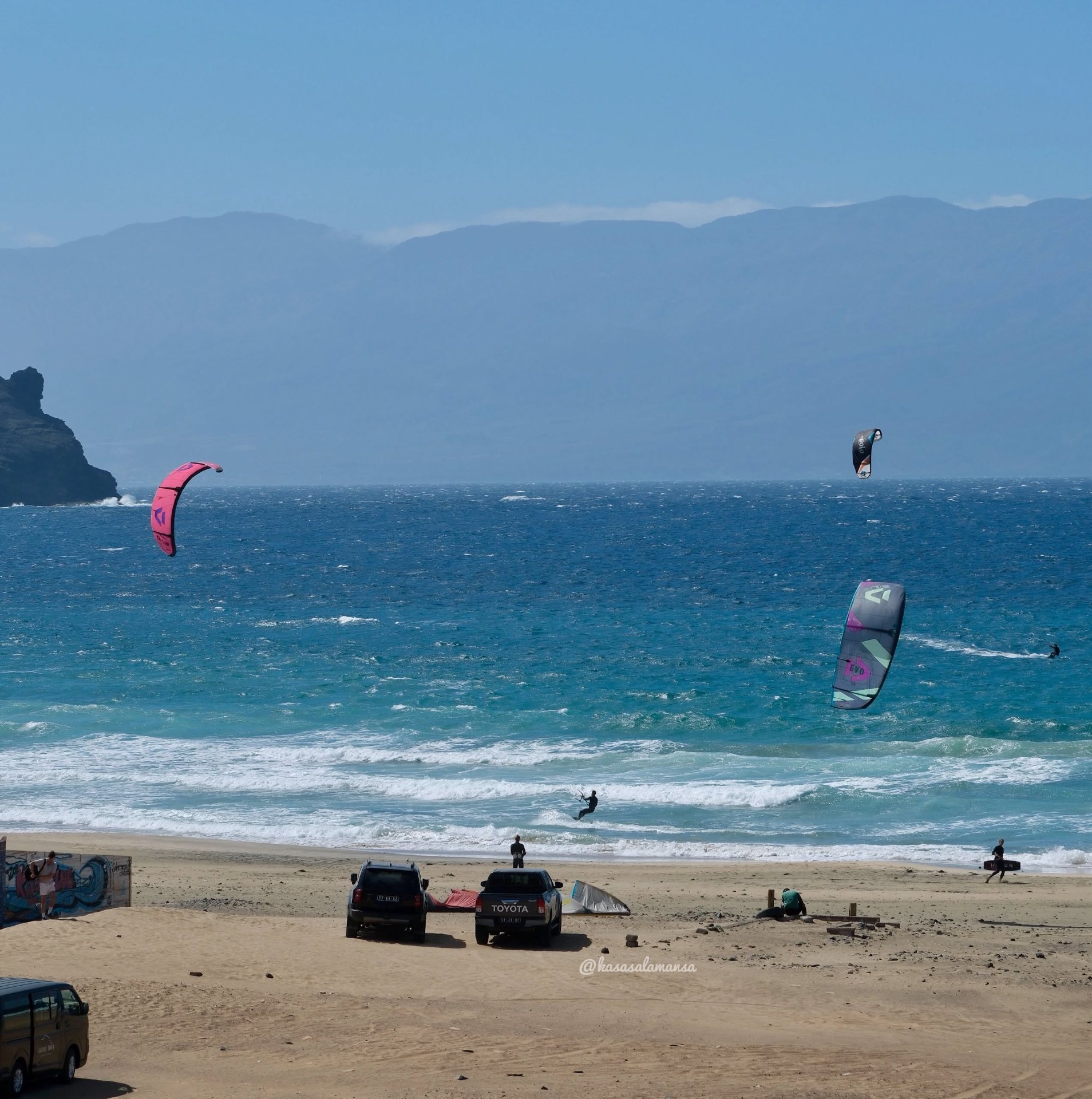 Kitesurfers op het strand van Salamansa aan de noordkust van São Vicente