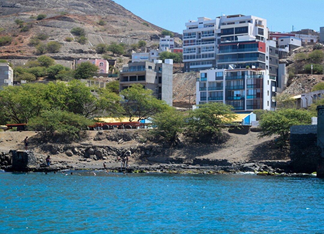 Moderne appartementencomplexen in Santa Filomena aan de kust van Mindelo