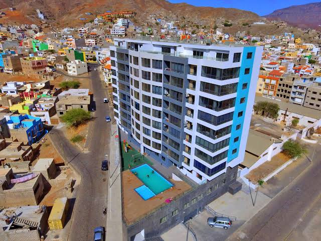 Appartementengebouw in Mindelo, buitenaanzicht